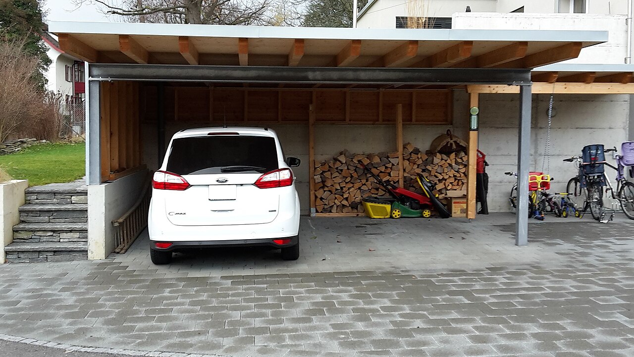 Drevený prístrešok pre auto s plochou strechou